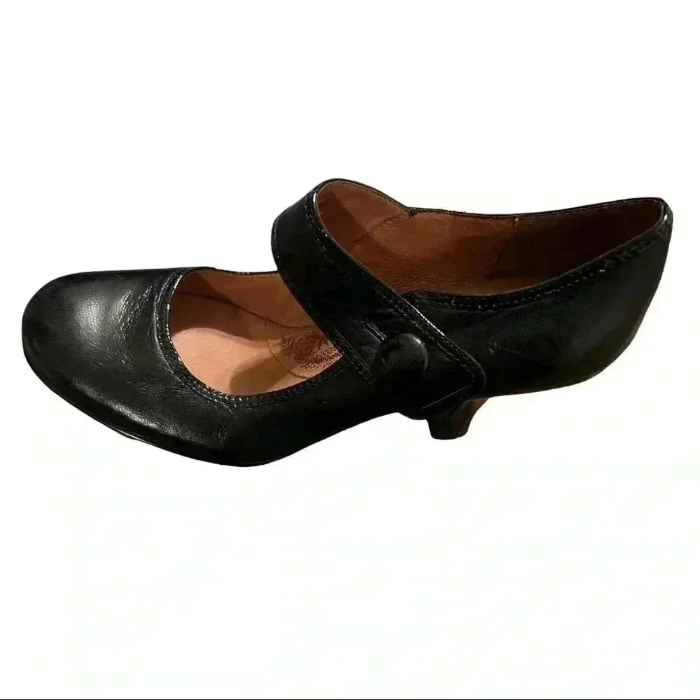 Sofft Black MARY JANES Size 7.5 Narrow!! Crease in leather at the toe Left shoe.